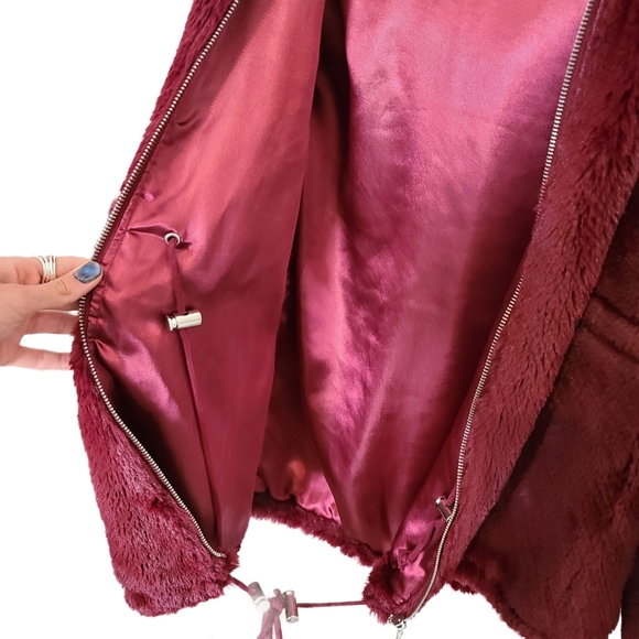 Faux Fur Hooded Burgundy Coat with Pockets - Picture 3 of 3